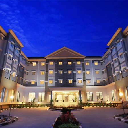 Brits Hotel Пангкалан Бун Экстерьер фото