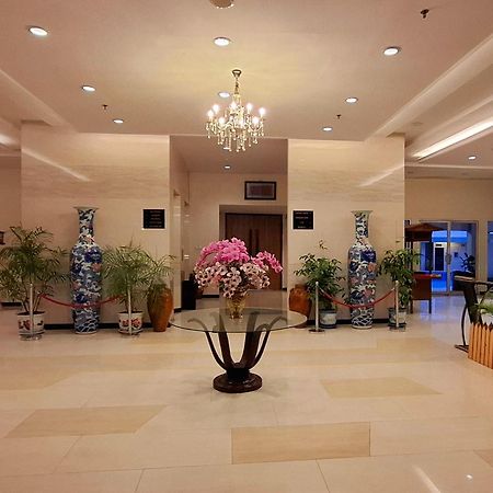 Brits Hotel Пангкалан Бун Экстерьер фото