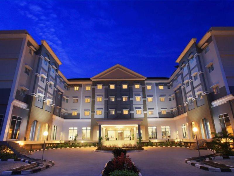 Brits Hotel Пангкалан Бун Экстерьер фото