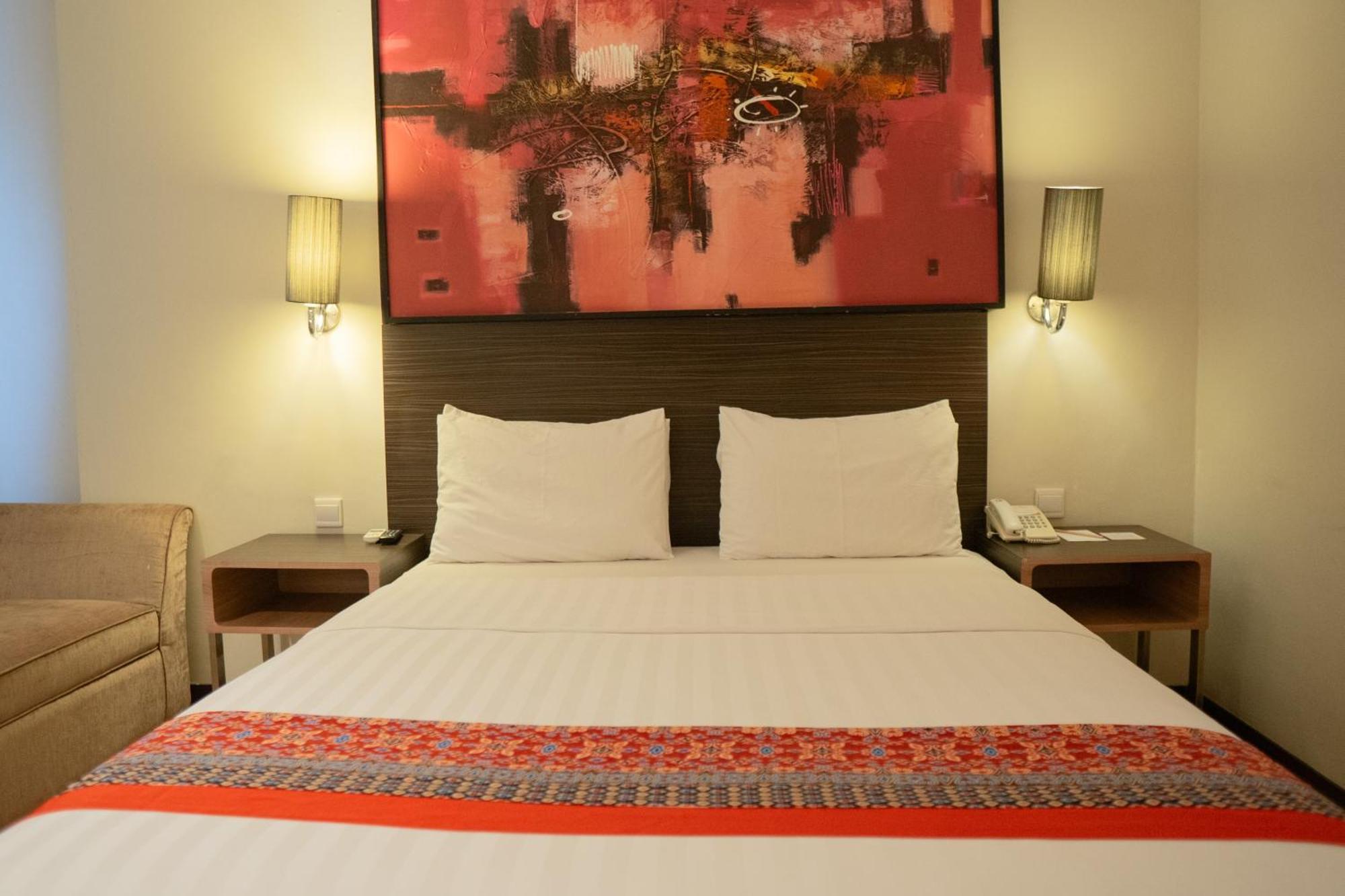 Brits Hotel Пангкалан Бун Экстерьер фото